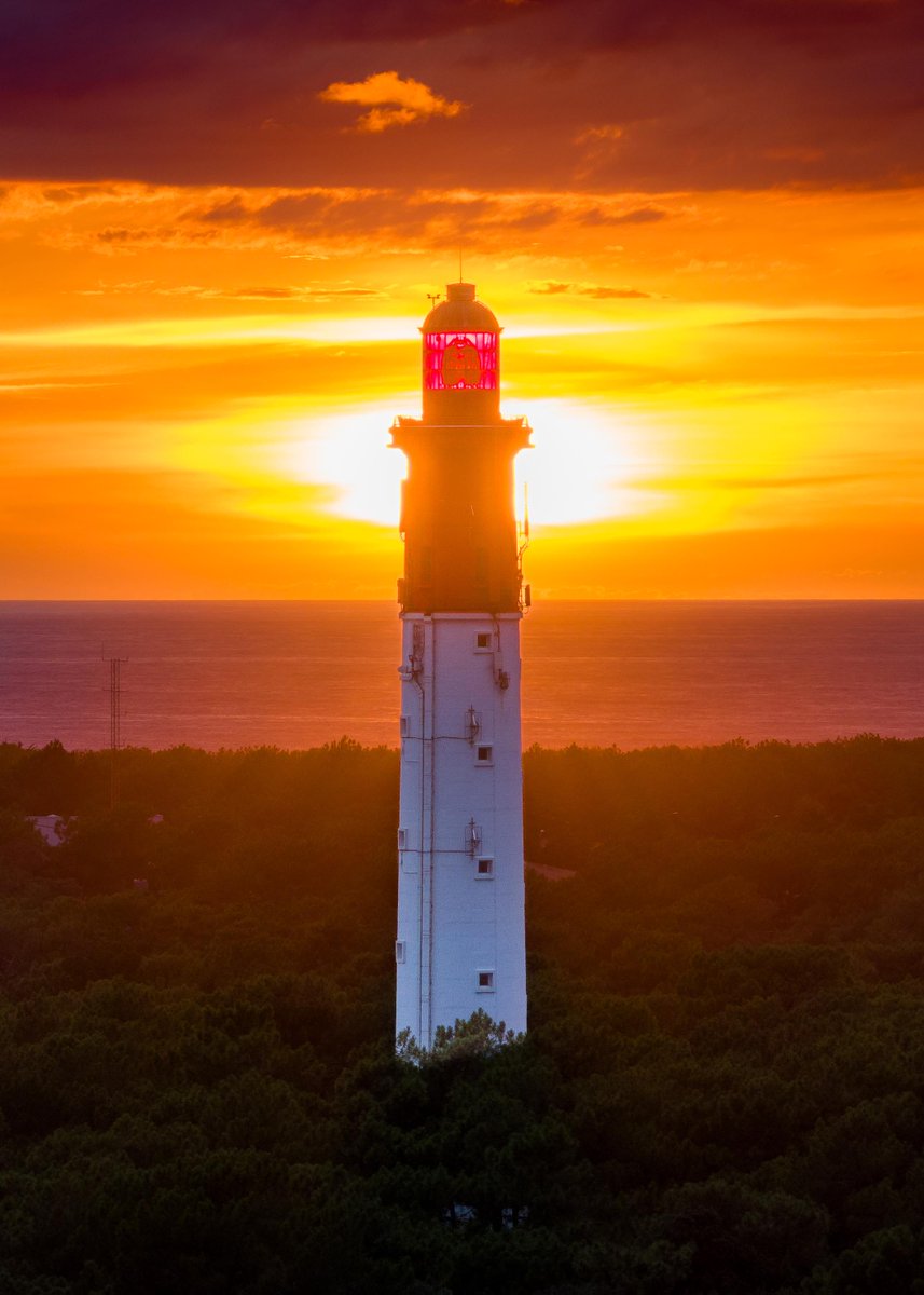 Incontournable par sa lumière rouge dès que la nuit tombe, le phare du Cap Ferret est un sujet inévitable pour tous les passionnés de photographie que ce soit de jour comme de nuit ! 
#bassindarcachon #capferret #legecapferret #sunset #mimbeau #picoftheday #pharecapferret