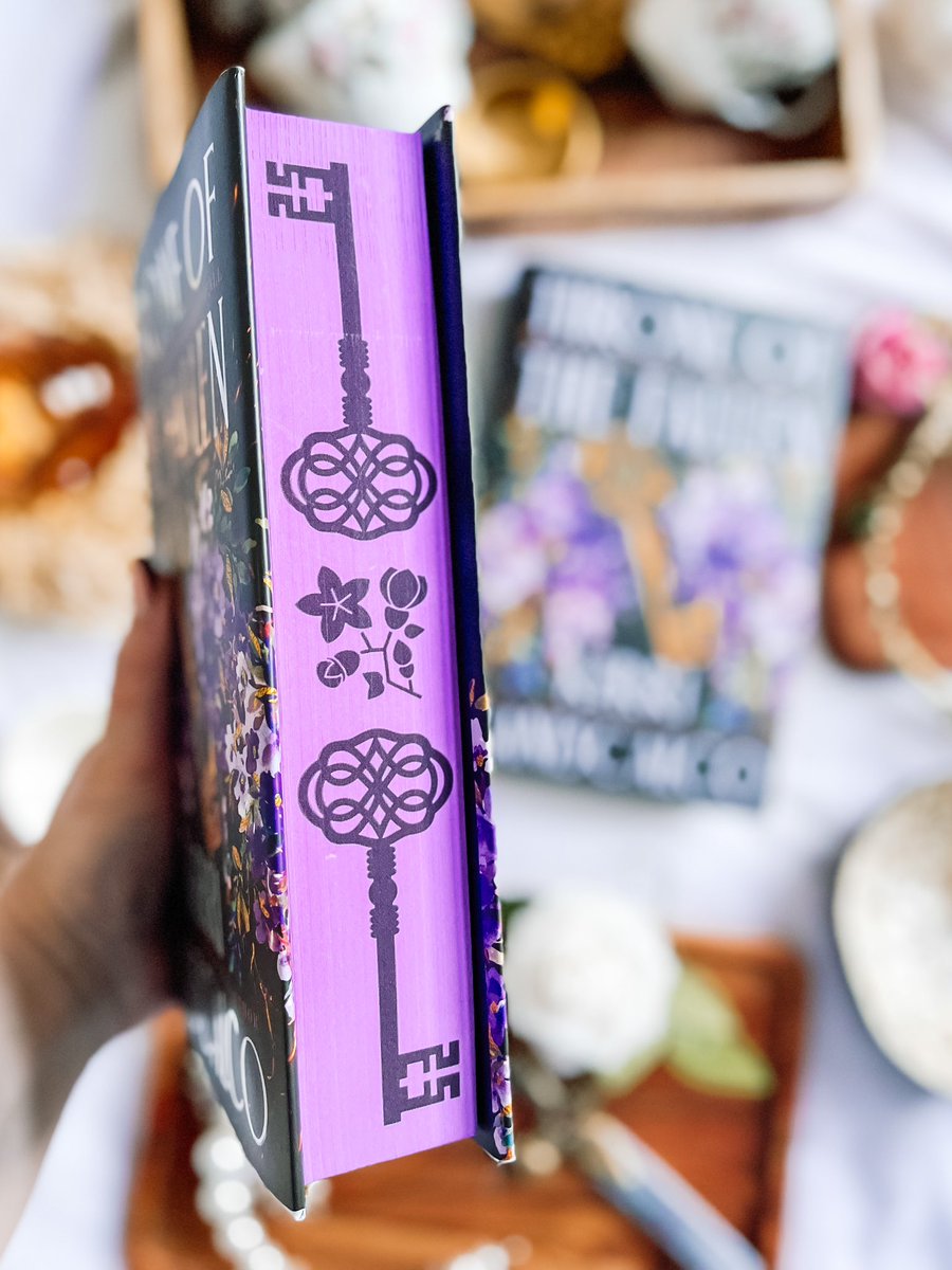 Bookslovereade1's tweet photo. This beautiful book arrived yesterday - I was also kindly gifted a copy and some goodies from the lovely people @hodderscape - I was given house Gluttony, which to be fair is true to the mark 🤣🤣

#throneofthefallen #kerrimaniscalco #hodderscape #BookTwitter #Bookmail #booktwt https://t.co/TOau5YHKnm