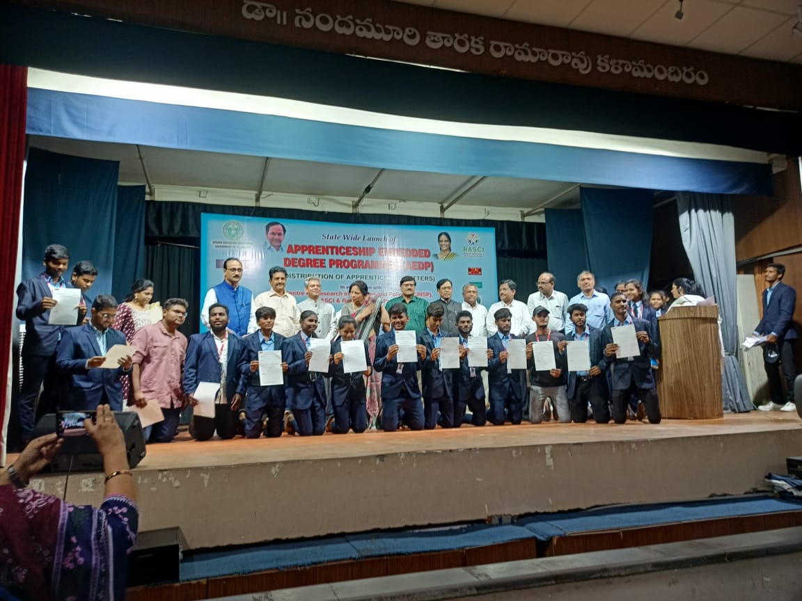 #CRISP working with Telangana Govt have today launched skill embedded degree programs in 31 colleges in which more than 1000 students have joined. All students get (paid) apprenticeships for 3 days a week from day1. Transformation has begun! Thanks to <a href="/TelanganaCMO/">Telangana CMO</a> <a href="/RasciOnline/">Retail Associated Skill Council of India</a>