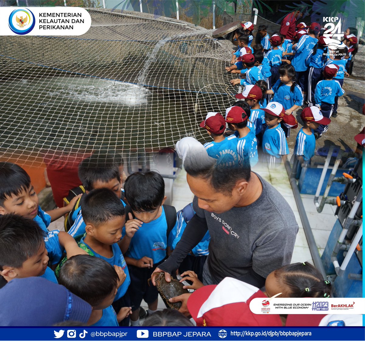 bbpbapjpr's tweet photo. Kunjungan Outing Class dari kelas 1 SD N 1 Panggang Jepara di BBPBAP Jepara. Untuk memperkenalkan dunia perikanan serta pentingnya konsumsi ikan di usia pertumbuhan.

#KKPThrive #EkonomiBiru #MenteriKKP #SahabatBudidaya #OutingClass https://t.co/SA4j3AmZGJ