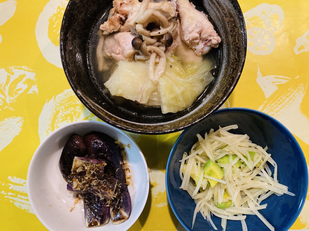 frishapp's tweet photo. 寒暖差で冷える日は芯から温まるポトフ♨️
・キャベツと手羽元のポトフ
・なすのフライパン焼き
・新じゃがとアボカドのさっぱりあえ
手羽元も野菜も一緒に煮るだけ!
残った野菜も入れて消費&旨味も🆙
副菜は新定番になりそう🥑✨
#frish #献立 #おうちごはん #料理好きな人と繋がりたい #料理記録 https://t.co/Nzf4WLr0nV