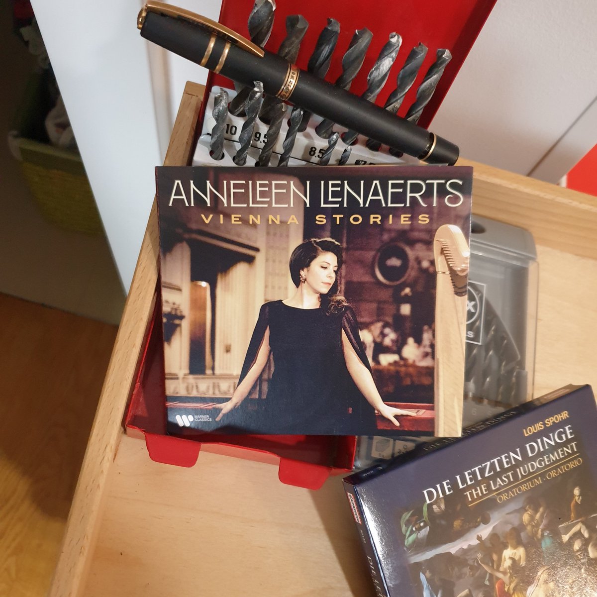 #morninglistening to ViennaStories: what happens when harpists play lots of opera but want the tunes for themselves. 😇 Gorgeous 🎶 from an Echt-musician, not a harp-athlete. Will convert skeptics! From Wagner to Dvořák et al: a box of chocolates. Amazon: amzn.to/45bGZ2g