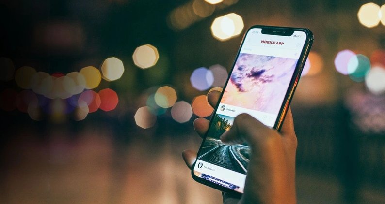 yirmiucderece's tweet photo. 📌 Yurtdışından telefon getirip harç 20 bin TL olmadan önce kayıt yaptıranlara kötü haber!

Yurtdışından telefon getirten ve harç ücreti 20 bin liraya çıkmadan önce para yatıran ancak IMEI kaydını BTK'ya yaptırmayanlar için çalışma başlatıldı.

Bu yıl 7 Temmuz'da yurtdışından alınan telefonların kayıt işlemleri 6 bin 91 TL'den 20 bin TL'ye çıkarken, bu tarihte yaklaşık yüzbinlerce yurttaş, yurtdışından aldıkları telefonu zamsız bedelle kayıt ettirebilmek için vergi dairelerine koşmuştu. Ancak bu kişilerin bir kısmının harcı yatırdıktan sonra IMEI'ini BTK'ya kayıt ettirmedikleri ortaya çıktı.

Yurttaşlar telefonlarının kaydını sorgulattıklarında "IMEI kayıt bilgisi bulunamamaktadır" mesajı ile karşılaşmaya başladı. Telefonlarını yeniden kaydettirmek için 20 bin lira harç bedelini yatırmaları istenen vatandaşın mağduriyetinin sorunu için çözüm aranıyor.

7 Temmuz'da yurtdışından yolcu beraberinde getirilen telefonlarda IMEI kayıt ücreti 20 bin TL'ye çıkmıştı. 6 bin 91 TL'den kayıt yaptırmak isteyenler o tarihte telefon harcı yatırmıştı. Ancak bu kişilerin 10 binlercesinin o tarihte harç yatırmasına rağmen, telefonun IMEI'ini Bilgi Teknolojileri ve İletişim Kurumu'na kaydettirmedikleri öğrenildi.

Telefonlarını yurt içinde kullanmaları için 120 gün süreleri bulunan vatandaşlara bugünlerde "Telefonunuzun IMEI kayıt bilgisi bulunamamaktadır" mesajları gitmeye başladı.

Yurttaşlar temmuzda harcını yatıran kişilerin o tarihte yatırdıkları tutar geçerli sayılarak bir defaya mahsus olarak kayıtlarının gerçekleşmesi için çabalarken, Hazine Bakanlığı'nın ise şu ana kadar bu fikre sıcak bakmadığı ancak konuyla ilgili bir çalışma başlattıkları öğrenildi.

Bakanlık, mevcutta harcını yatırıp telefonunu kayıt ettiremeyen kişilerin 6 bin 91 TL'lerini vergi dairelerinden geri alarak, yeniden 20 bin TL harç bedeli yatırmaları halinde telefonlarını kayıt ettirebileceklerini bildiriyor.

Bazı kullanıcılar 6 bin 91 TL'lik kayıt ücretlerini yatırmalarına rağmen cep telefonlarında sinyal verilerinin kaybolduğunu ve IMEI cep telefonu eşleştirme yapmak istediklerinde "IMEI kayıt bilgisi bulunmamaktadır" hatası aldıklarını belirttiler.

20 bin TL ödemek istemeyen cep telefonu sahipleri mağduriyetlerinin giderilmesi için sosyal medya üzerinden paylaşımlarda bulundu. Bazı kullanıcılar ise BTK'yı aradıktan sonra sorunlarının çözüldüğünü ifade ettiler.