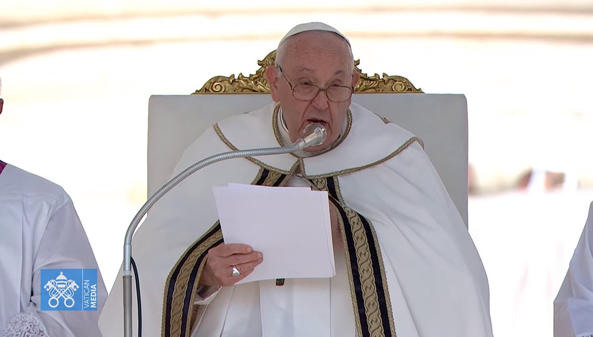 CatholicNewsSvc's tweet photo. "This is the primary task of the synod: to refocus our gaze on God, to be a church that looks mercifully at humanity, a church that is united and fraternal -- or at least seeks to be united and fraternal," #PopeFrancis said at the synod's opening Mass. https://t.co/0YmyD1Sqzp