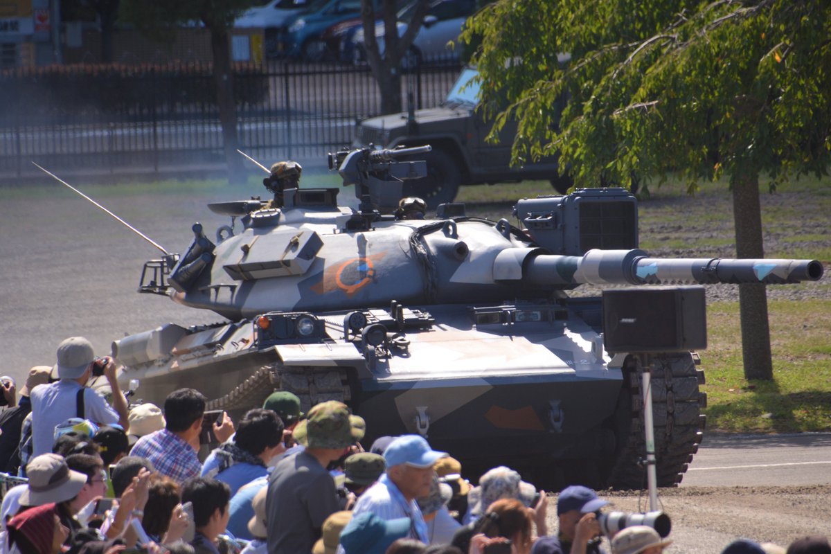 Gsdf_Camp_Iwate's tweet image. #岩手 #仙台 #自衛隊戦車 #７４式
　訓練展示、戦車体験搭乗では、躍動する７４式戦車に多くの歓声が上がっていました。
　東北で７４式戦車を見られる最後となるかもしれないこの機会に、ご来場の皆様に戦車大隊の雄姿を披露することができました。