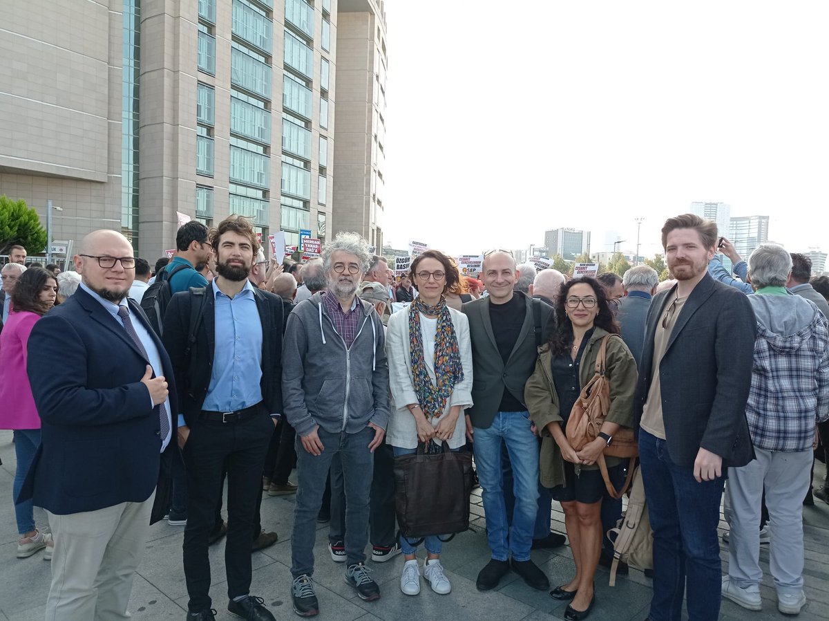 Özgür Öğret (@ozgurogret) on Twitter photo 2023-10-04 07:40:36 Tutuklu #gazeteci #MerdanYanardağ'ın duruşmasını izlemek için İstanbul'da Çağlayan adliyesindeyiz./We are at Çağlayan courthouse in Istanbul to monitor the trial hearing of arrested journalist Merdan Yanardağ. @CPJ_Eurasia @RSF_tr @globalfreemedia @ECPMF #merdanyanardağaözgürlük Tutuklu #gazeteci #MerdanYanardağ'ın duruşmasını izlemek için İstanbul'da Çağlayan adliyesindeyiz./We are at Çağlayan courthouse in Istanbul to monitor the trial hearing of arrested journalist Merdan Yanardağ. @CPJ_Eurasia @RSF_tr @globalfreemedia @ECPMF #merdanyanardağaözgürlük