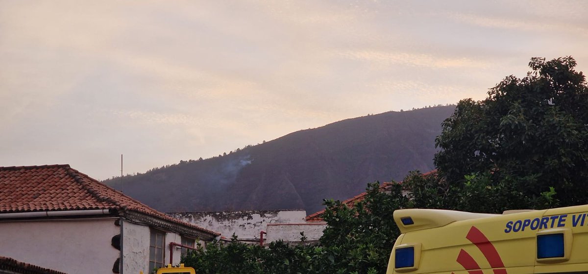 CabildoTenerife's tweet photo. ⚠️ℹ️ CABILDO informa:

🔹Conato en la zona de Pino Alto, entre los municipios de Santa Úrsula y La Orotava (zona fuera del perímetro del #IFArafoCandelaria #IFTenerife).

🔹Se trata de una zona escarpada de difícil acceso. 

🚁Activados los medios aéreos para trabajar en la zona. https://t.co/SfgFr8k9mS