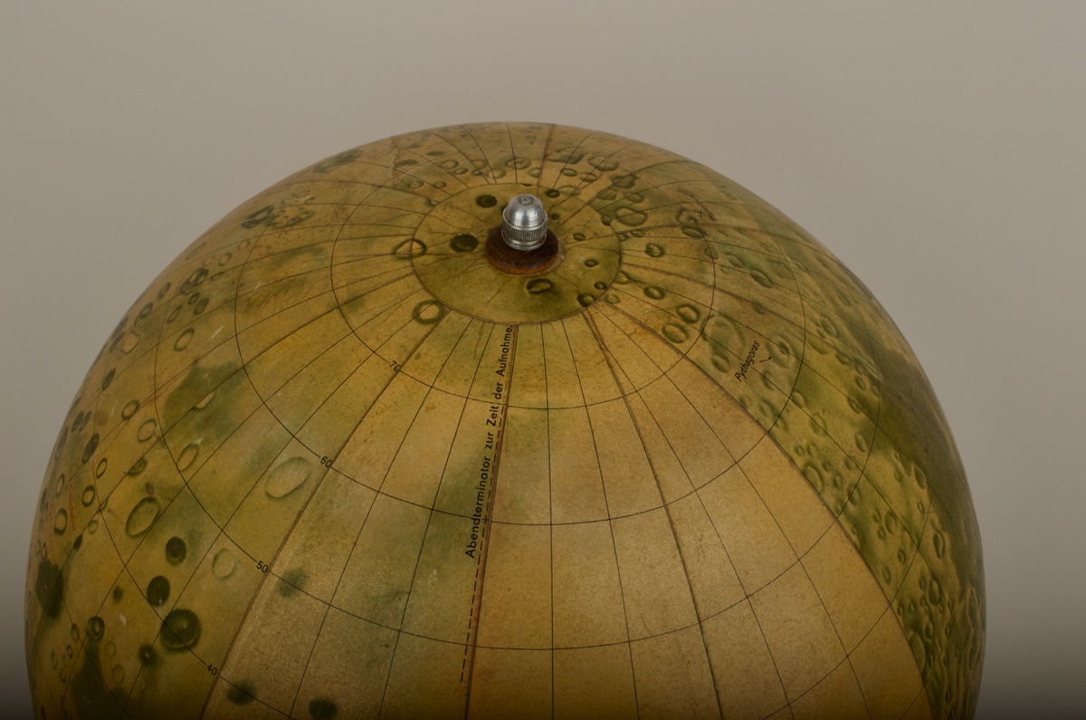 #OnThisDay in 1959, Soviet spacecraft Luna 3 was launched.

Luna was the first mission to photograph the far side of the #Moon, making globes like this possible. However, it couldn't photograph it all, so there are still sections missing from the globe!

#HistAstro #HistSci