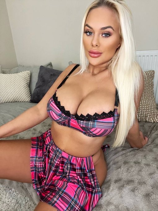What&rsquo;s my best feature? 😘 https://t.co/pOF0dXHY3h