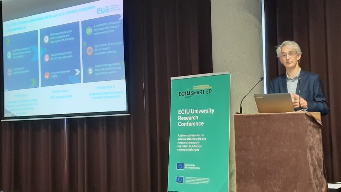 The Research &amp; Innovation at <a href="/euatweets/">EUA</a>, Stephane Berghmans (@StefEurope) opens the #ECIUuniversityConference presenting the holistic approach to Open Science, including the potential of an open dialogue with other knowledge sectors.

#UAB #EciuUAB #SMART_ER <a href="/ECIUniversities/">ECIU</a>