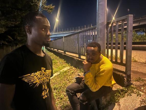 AlbertoLetizia2's tweet photo. Si chiamano Boubakar Toure, gambiano 27 anni, e Godstime Erheneden, nigeriano 30 anni. Sono stati tra i primi a intervenire sul luogo del terribile incidente di #Mestre e hanno salvato alcuni superstiti tirandoli fuori a mani nude da quell'inferno di lamiere. https://t.co/QTQ2Dp65hu