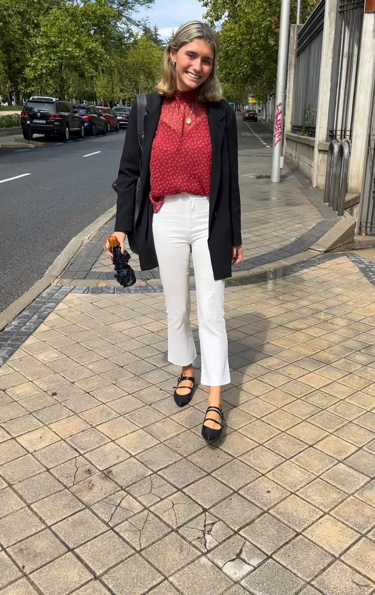 BravoJava_Shoes's tweet image. Preciosas nuestras merceditas en piel negra, con el detalle de las tres correas cruzadas y un tacón ideal, que va con cualquier look y que seguro no querrás quitarte en toda la temporada😊

👉 bravojava.net/es/inicio/2747…

#maryjane #zapatosplanos #i2324 #calzado