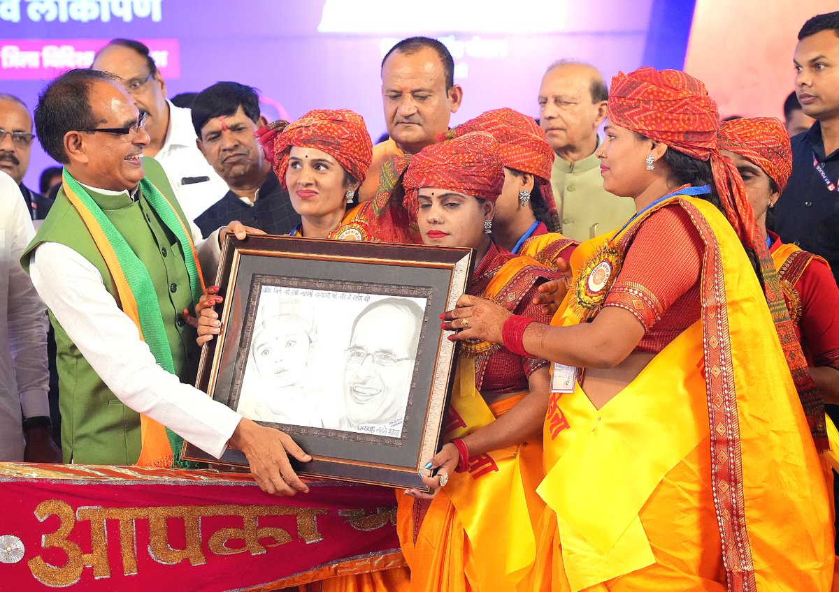 इस बार जल्दी आरही लाड़ली बहना की किश्त…
आज फिर खाते में पैसा आने के बाद छोटी-छोटी बातों के लिए बहनों को पति पर निर्भर ना होते हुए स्वयं आत्मनिर्भर होने में मदद मिलेगी। <a href="/chouhanshivraj/">Shivraj Singh Chouhan</a> जी आपका यह उपहार हर बहना का स्वाभिमान होगा। #शिवराज_की_बहनें