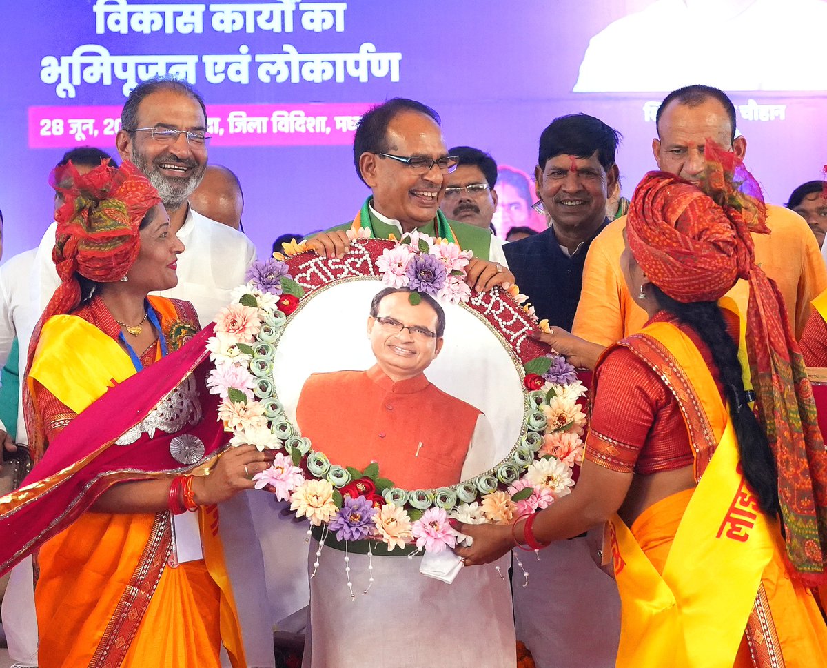 नारी सशक्तिकरण की ओर एक कदम…
आज लाड़ली बहना की 1250 की अगली क़िस्त बहनों के खाते में आ रही है। शिवराज जी द्वारा लाड़ली बहना का उपहार हर बहना को नया जीवन देगा। इससे बहनों को सम्मान देगा, अधिकार देगा। <a href="/chouhanshivraj/">Shivraj Singh Chouhan</a> जी #शिवराज_की_बहनें