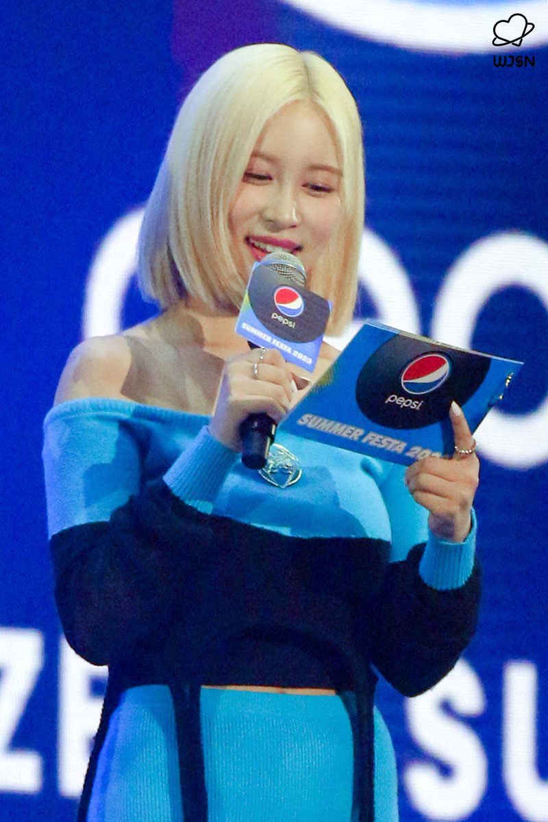 [ U Z Z U P H O T O ] MC #다영 의 ＜펩시 콘서트＞ 비하인드 사진이다쭈

#우정 들 모두모두
팬카페로 Go‼ Go‼

👀💛👑👇🏻
cafe.daum.net/WJSNcosmic/biB…

#DAYOUNG 
#우주소녀 #WJSN