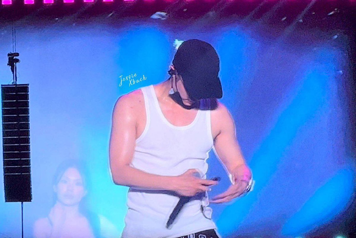 یا خداااااااااااااا 
این چیه ییشینگ؟
بازوها رو چرا ریختی بیرون؟
چرا اینهمه خیس و سکسی شدی؟
LAY
#LAYxDNAMusicFest
#LAY <a href="/weareoneEXO/">EXO</a>
<a href="/B_hundred_Hyun/">Baekhyun_EXO</a> <a href="/layzhang/">Lay Zhang</a>