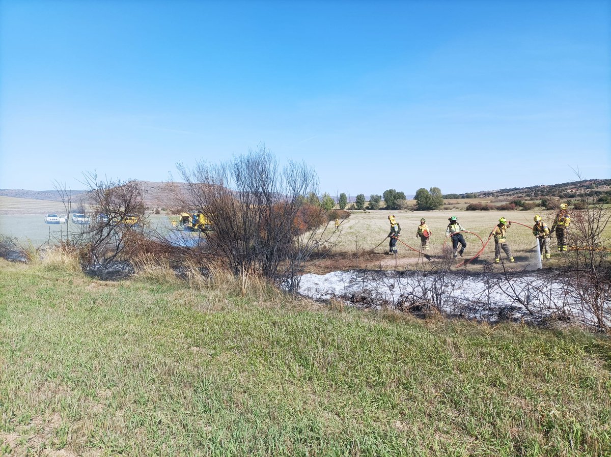 Los límites de las campañas de incendios forestales se de desdibujan  cada vez más en el calendario 📆 casi acabando la 2023 hemos tenido este conato en #Cincovillas
#BIFOR #Helitransportadas #INFOCAM #LasMinas
#VamosVillares 👩🏻‍🚒👩🏻‍🚒🧑🏻‍🚒👨🏻‍🚒👩🏻‍🚒👩🏻‍🚒👩🏻‍🚒👩🏻‍🚒👩🏻‍🚒👩🏻‍🚒
🚁🚁💦🔥🔥