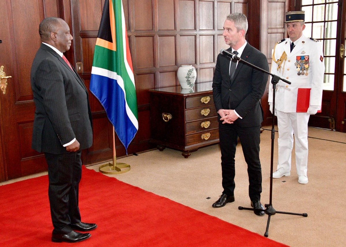 🇫🇷 His Excellency Mr David Martinon , Ambassador-Designate of the French Republic, presents his Letter of Credence to His Excellency President @CyrilRamaphosa at the Sefako Makgatho Presidential Guesthouse in Tshwane. 

#LettersofCredence 
#BetterAfricaBetterWorld 🌍