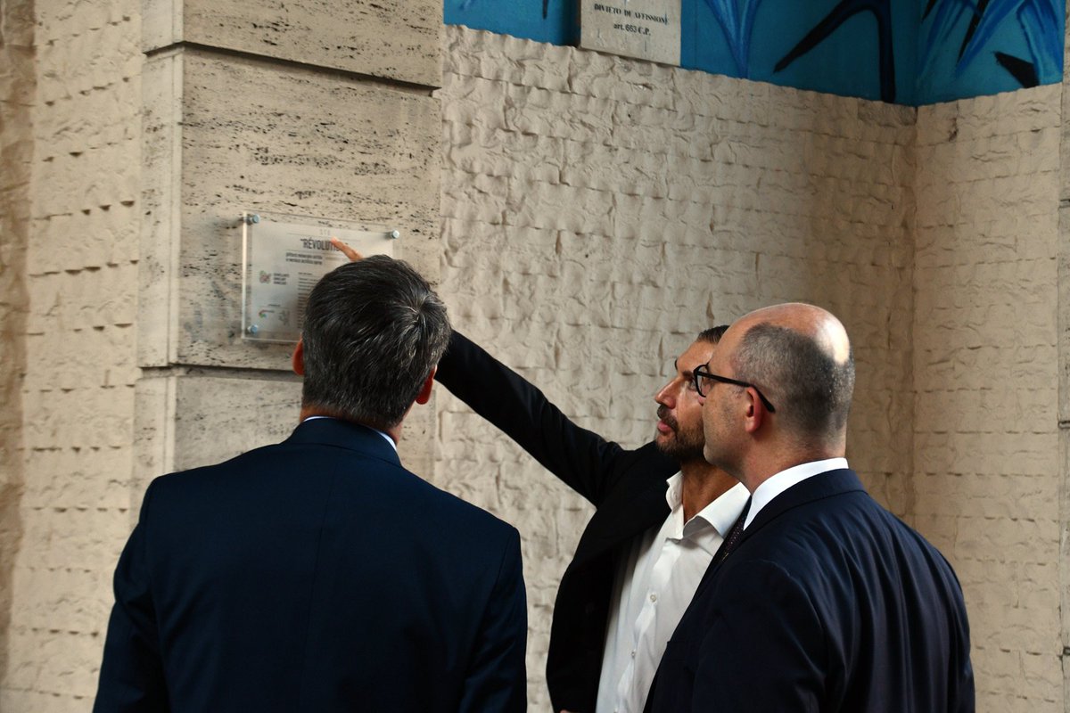 Abbiamo avuto l'onore di accogliere il Console generale di Francia a Roma, Fabrice Maiolino e il Console onorario francese in Umbria Gabriele Galatioto, mostrando le opere realizzate a #Terni in occasione di #GemellArte <a href="/ArteGemell/">GemellArte</a> <a href="/AleCrisantemi/">Alessio Crisantemi</a> <a href="/villesaintouen/">Ville de Saint-Ouen-sur-Seine</a>