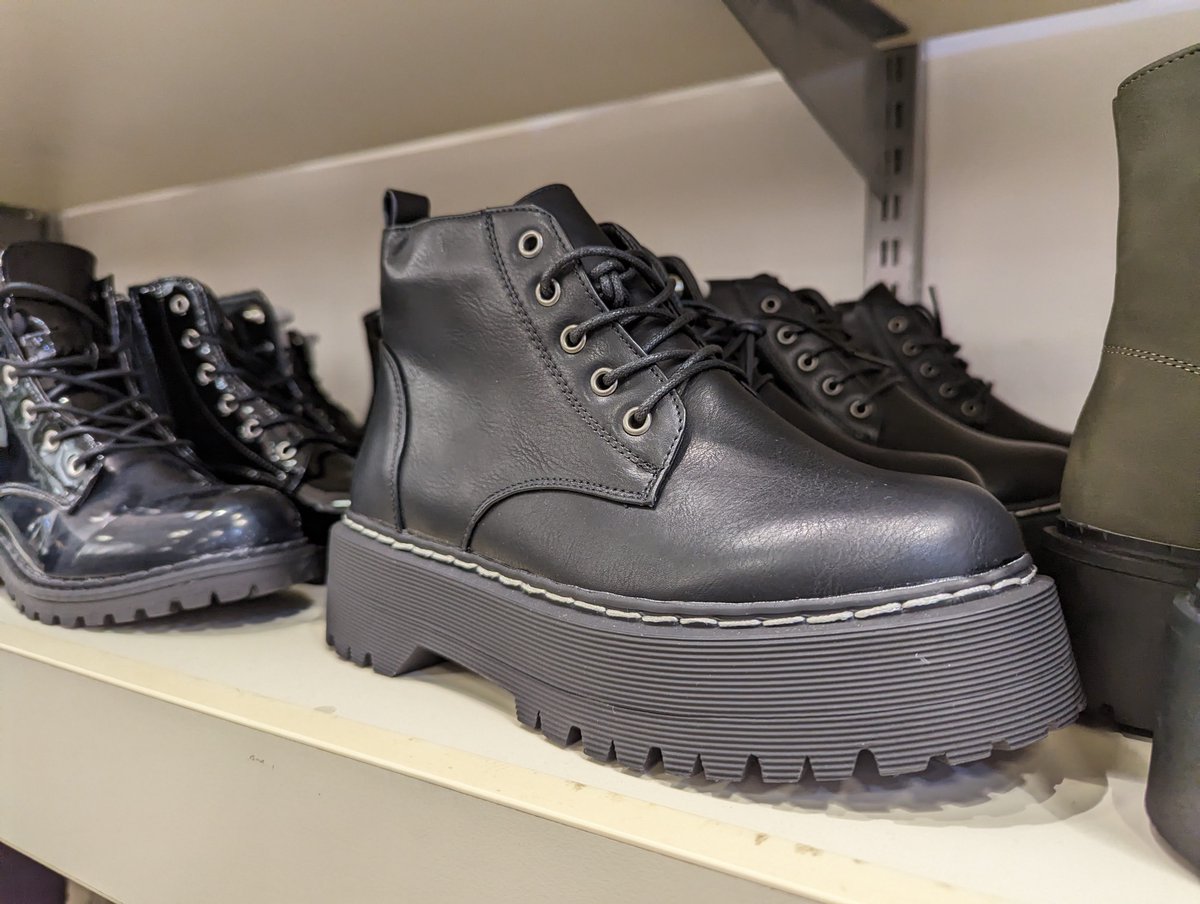 AlhambraCentre's tweet image. Update your shoe collection for the new season with boots and trainers from @selectfashion👢👟the perfect Autumn accessory! But which is your fave? 🤔

#SlayInSelect #SelectStyle #AutumnFashion #AutumnShoes