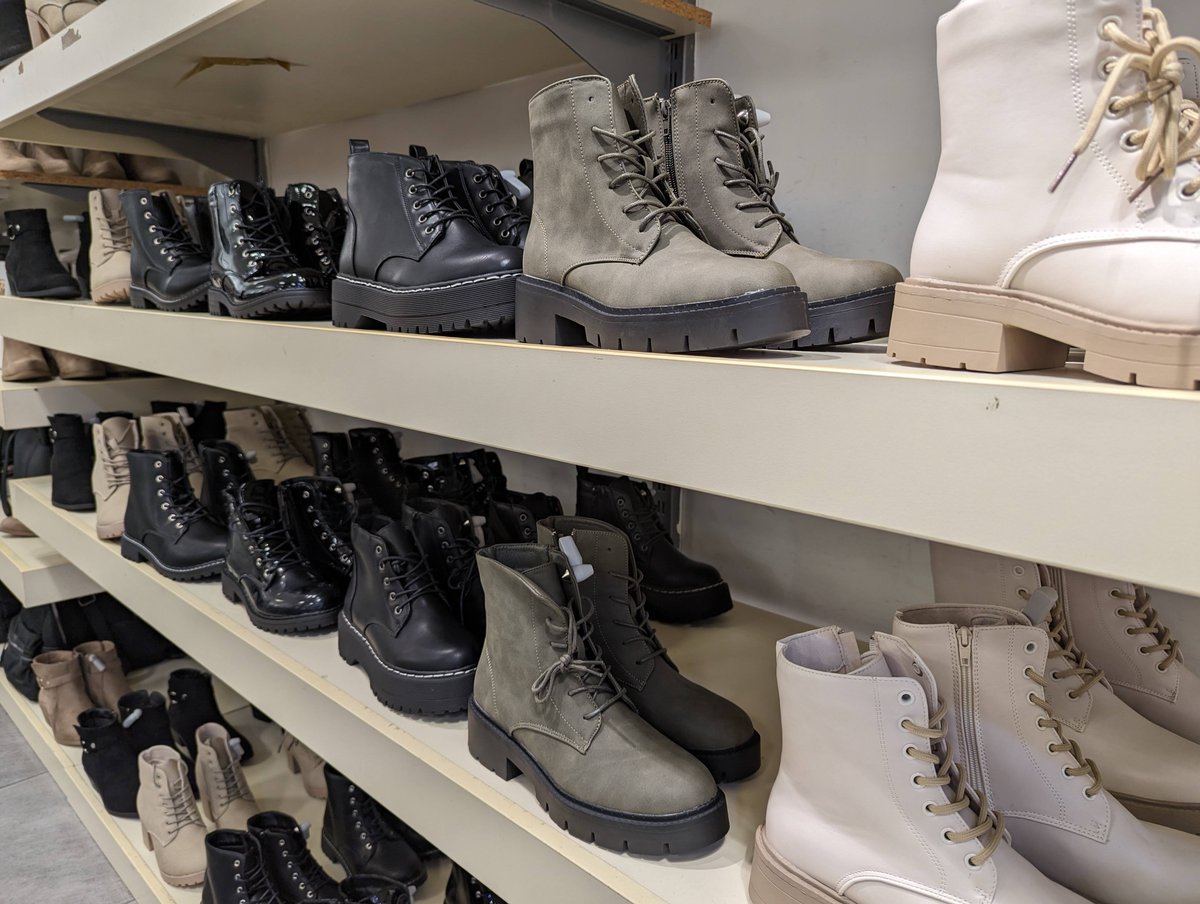 AlhambraCentre's tweet image. Update your shoe collection for the new season with boots and trainers from @selectfashion👢👟the perfect Autumn accessory! But which is your fave? 🤔

#SlayInSelect #SelectStyle #AutumnFashion #AutumnShoes