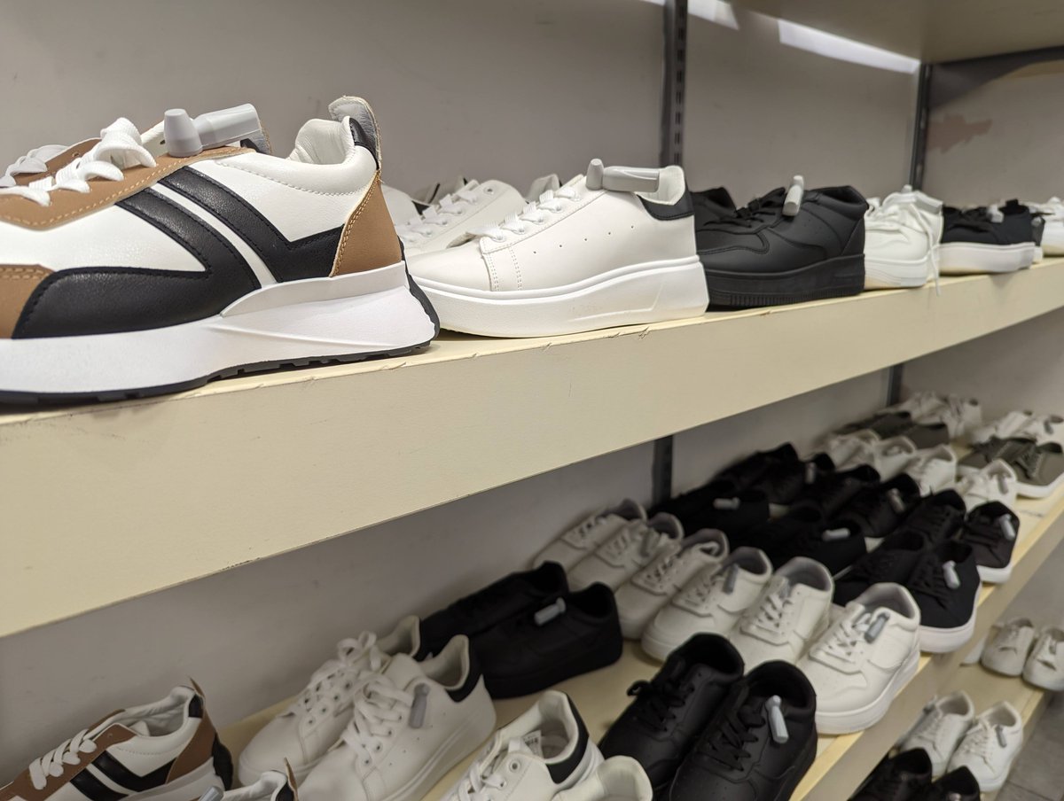 AlhambraCentre's tweet image. Update your shoe collection for the new season with boots and trainers from @selectfashion👢👟the perfect Autumn accessory! But which is your fave? 🤔

#SlayInSelect #SelectStyle #AutumnFashion #AutumnShoes