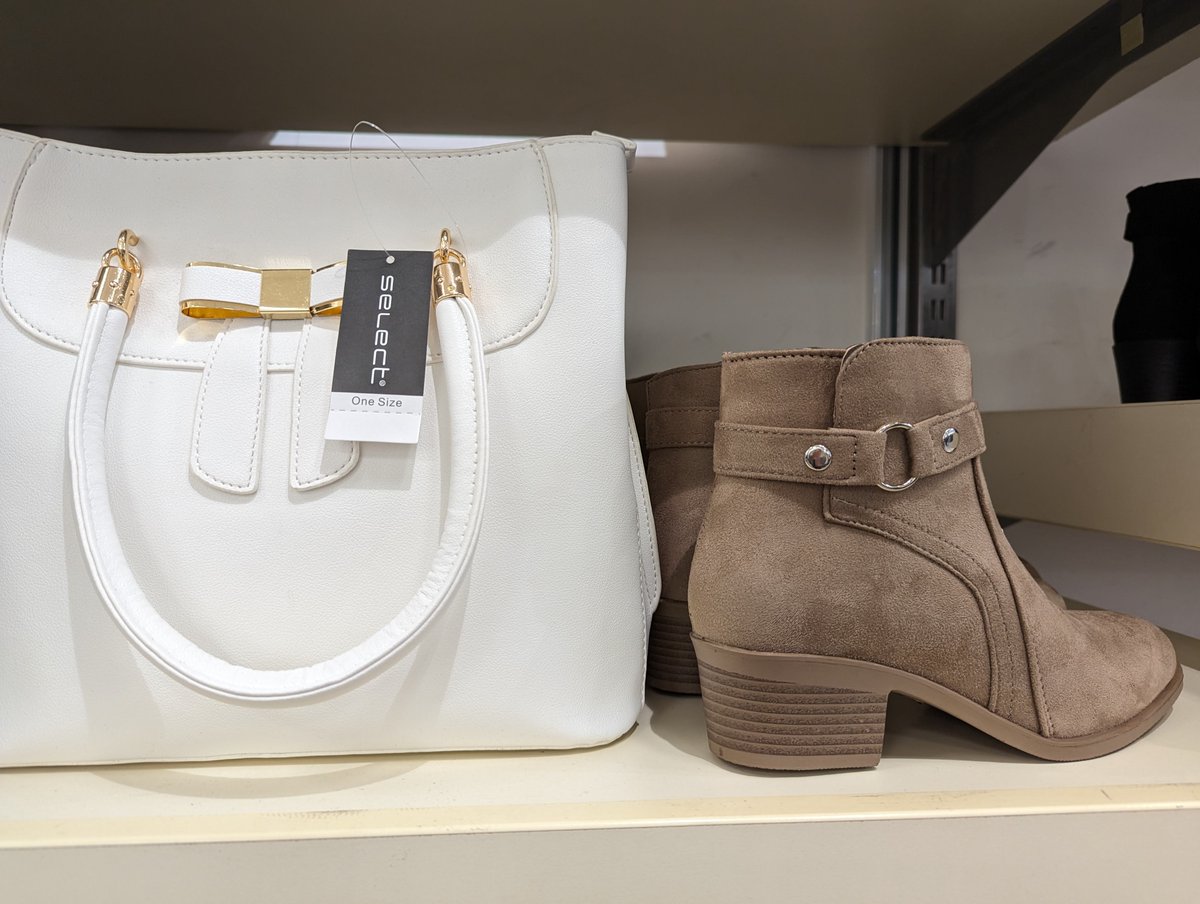 AlhambraCentre's tweet image. Update your shoe collection for the new season with boots and trainers from @selectfashion👢👟the perfect Autumn accessory! But which is your fave? 🤔

#SlayInSelect #SelectStyle #AutumnFashion #AutumnShoes