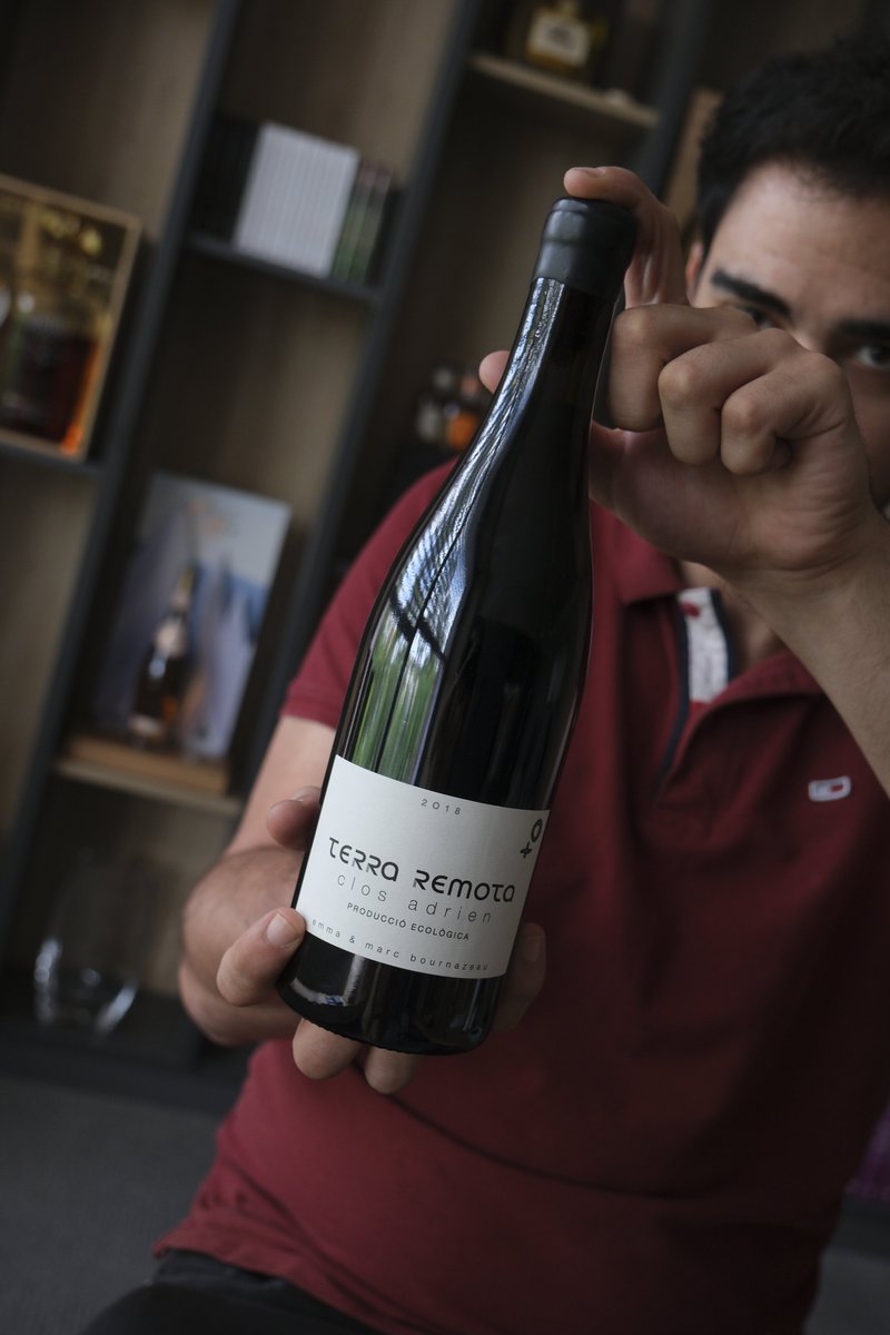 PrimerasMarcas_'s tweet photo. #tweetdeldia #primerasmarcas
Celebramos que llega el fin de semana con un vino muy especial, Clos Adrien de @TerraRemota, un tinto goloso para despertar tus sentidos.🍇 https://t.co/WX1Mz2Wwtg