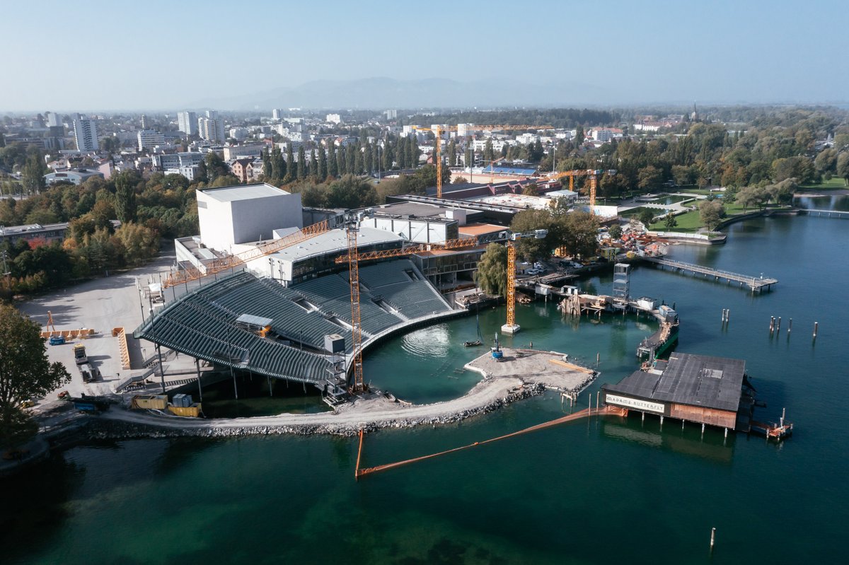 #baustellentagebuch: Das Bühnenbild von #MadameButterfly und der Betonkern sind verschwunden. Aktuell ist Unterwasser nur noch die Betonplatte vorhanden, die sogenannte Sanierungsplatte. Auf dieser wird der neue Betonkern platziert.