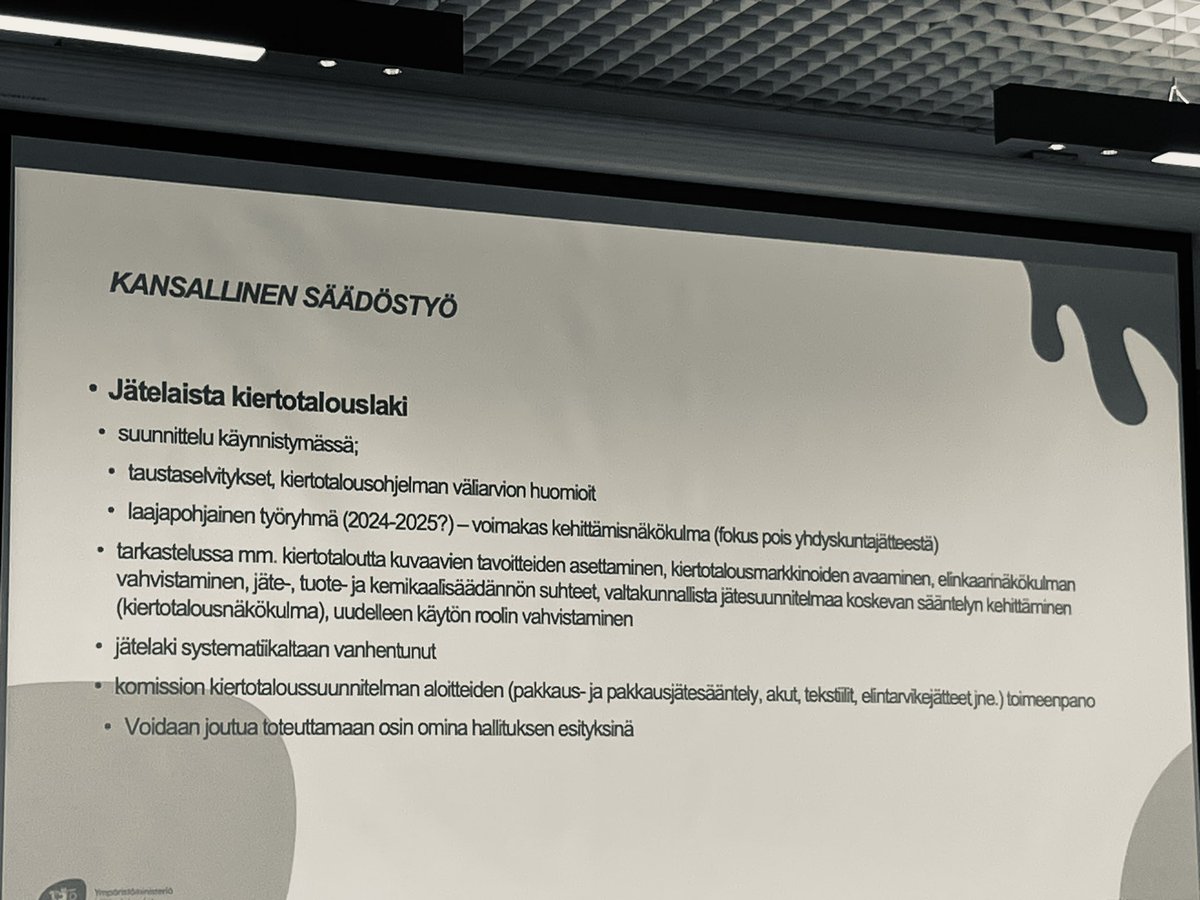 Mielestäni kieli ja sanoittaminen keskeisessä asemassa kierrotaloussiirtymässä, vaikuttamassa ainakin arvoihin ja asenteisiin. Lainsäädännössäkin siirrytään pois #jäte’puheesta ja kohti #kiertotalous’lakia <a href="/AmmuPajukallio/">Ammu Pajukallio</a> #jätehuoltopäivät
