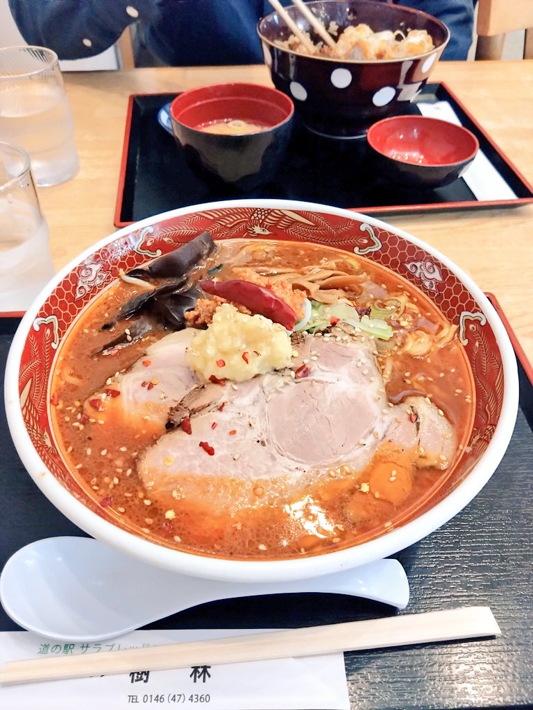 「今日は父を連れて新冠の道の駅に行ってきた〜!お馬〜!!辛味噌ラーメンと新冠ピーマ」|くう花雪月無双のイラスト