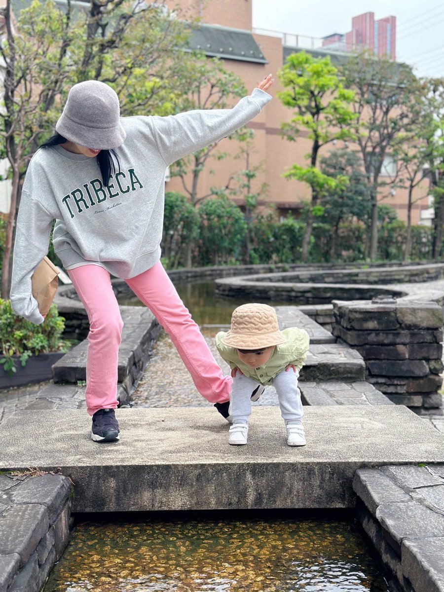 The5884's tweet photo. やっと涼しくなったから長袖着てお散歩🚶

息子はキャリーオン(@kidscarryon )で買った秋服コーデでお散歩♪
質良くてカッコいい古着がお手頃で買えるから、ついつい爆買いしちゃう✨

気分は秋なのに嫁が春すぎる笑

 #キャリーオン   #PR https://t.co/tOkm8LZeet