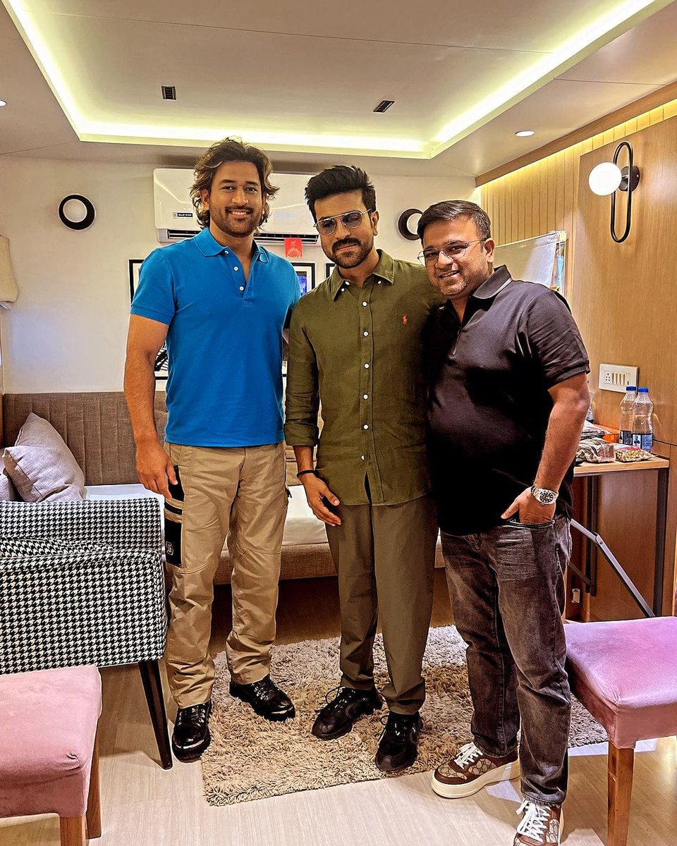 MHMsdianClub's tweet photo. Ram Charan meets MS Dhoni ❤️

#MSDhoni #WhistlePodu #Yellove #CSK  #MaharashtraMSDian #MaharashtraDhoniFans https://t.co/92FqRs1vAH