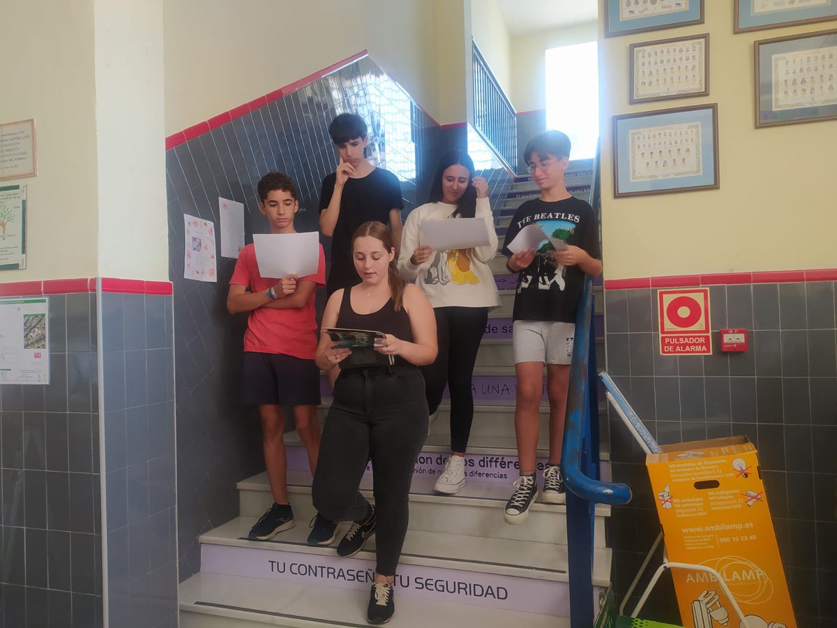 Este lunes en la lectura de la semana cambiamos la poesía por el teatro de <a href="/Nando_Lopez_/">Nando López 🏳️‍🌈</a> .  Leemos la escena I del acto I de Malditos 16 titulada Razones. #ElTextoDeLaSemana <a href="/EstefaniaAguay5/">Estefanía Aguayo</a> <a href="/edumcmates/">edumcmates</a>