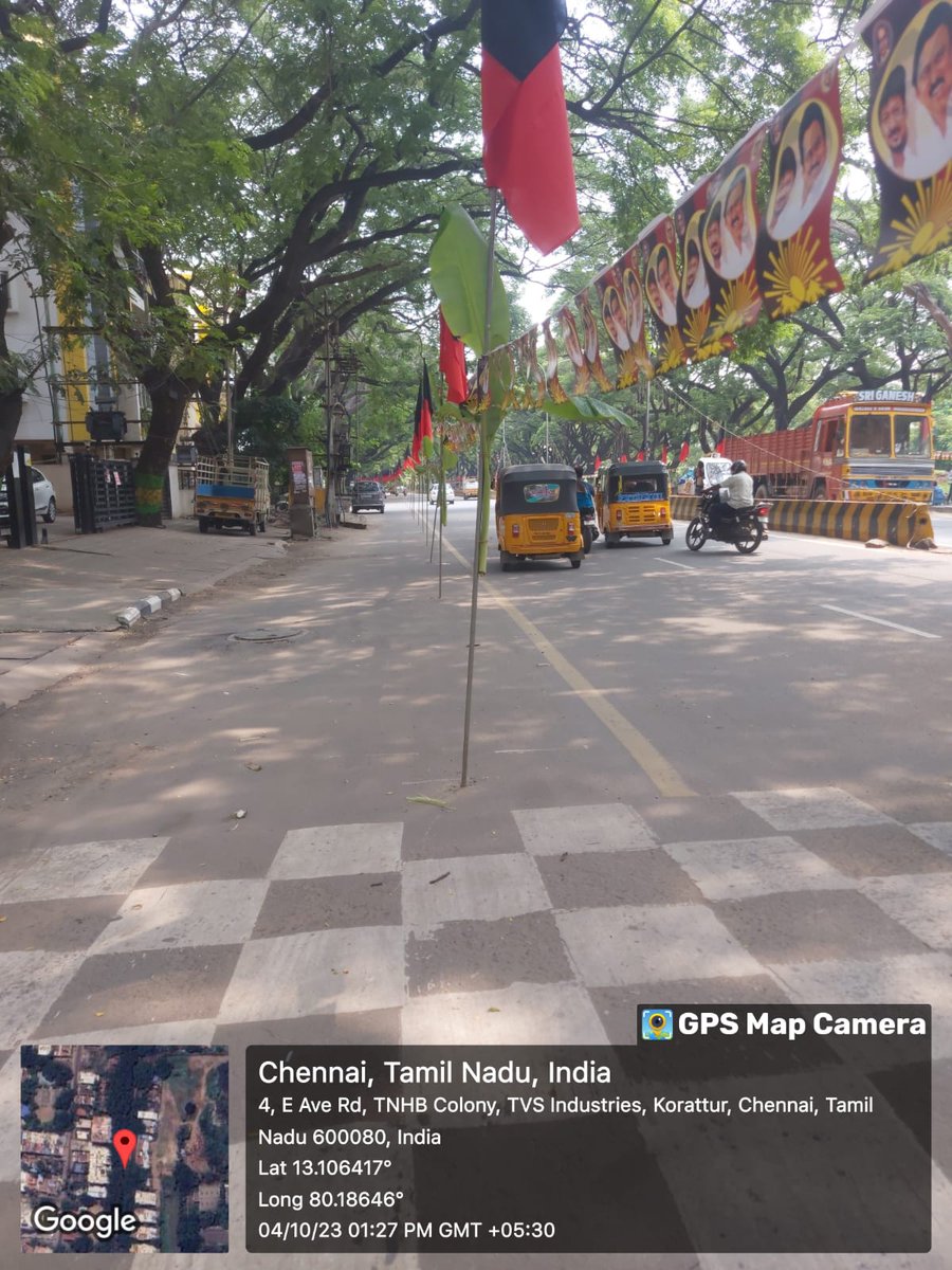 சாலை நடுவே இப்படி சாலையை உடைத்து கொடி வைக்கும் தைரியம் இவர்களுக்கு எப்படி வருகிறது? ஆளுங்கட்சி என்றால் மாநிலத்தை விலைக்கு வாங்கியவர்களா என்ன? சிறிதளவாவது பொது அறிவு கொண்டவர்கள் இப்படி ஒரு செயலை செய்வார்களா? 

ஹெல்மெட் போடாதவர்களை எல்லாம் விரட்டி பிடித்து அபராதம் விதிக்கும்