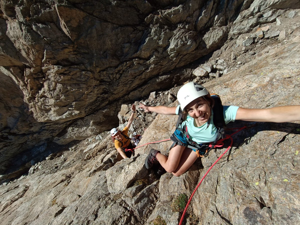 Muntania's tweet photo. Nos llegan fotos de la actividad de este fin de semana pasado: el ascenso al #Balaitus, por la Brecha de Latour, durmiendo en el refugio de Respomuso. 🤩
https://t.co/9qjYIXBL9Y https://t.co/msFYd3Fgyd