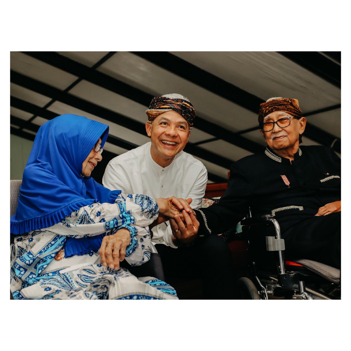 Alhamdulillah, hari ini bersilaturahmi ke kediaman tokoh panutan masyarakat Jawa Barat. Dan sebuah kehormatan beliau berkenan menjadikan saya sebagai anak angkat. Haturnuhun Mang Solihin GP. Sehat selalu