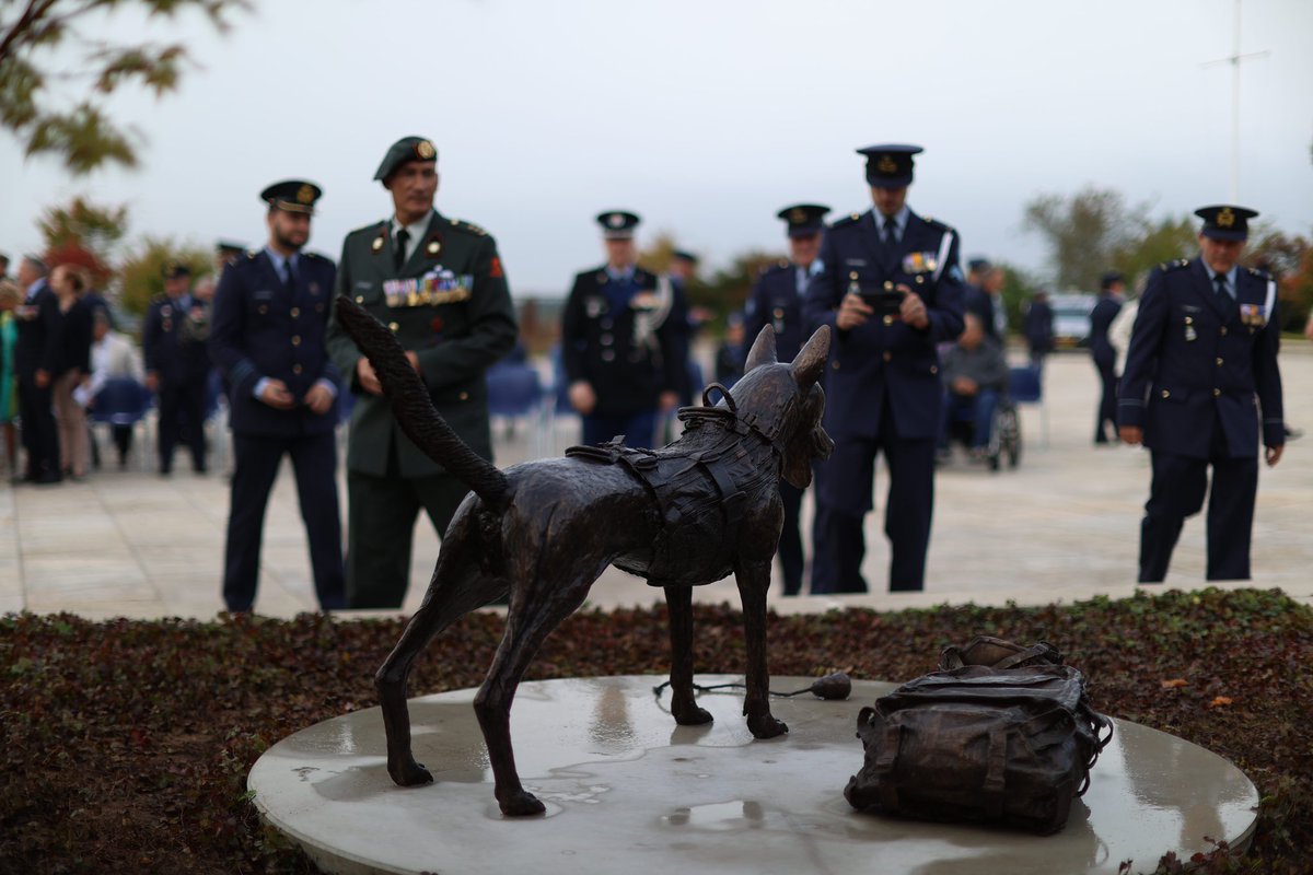 Kon_Luchtmacht's tweet photo. Al meer dan 70 jaar leveren diensthonden een unieke bijdrage aan de taakuitvoering van de luchtmacht. Om de waardering voor onze trouwe viervoeters kracht bij te zetten werd afgelopen maandag het hondenmonument onthuld 👉🏼 https://t.co/IhNGyRMb7x #dierendag 🐾 https://t.co/Sdo0pEoIEk