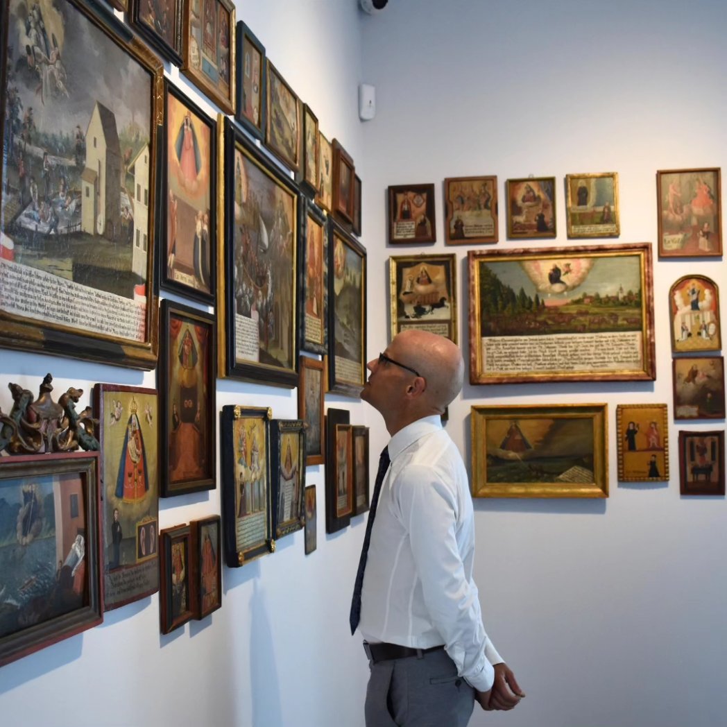 Muenchenkolleg's tweet photo. 1/2 Ein paar Bilder unseres Kollegium beim Besuch im #Diözesanmuseum #Freising. Zu sehen gab es #Kunst &amp; Objekte rund zum Thema #Religion und #Glauben von der #Spätantike bis heute. 
#Erwachsenenbildung #Münchenkolleg #kostenlosAbiturNachholen #AbiturNachholen #zweiterBildungsweg https://t.co/n08Aa83R5f