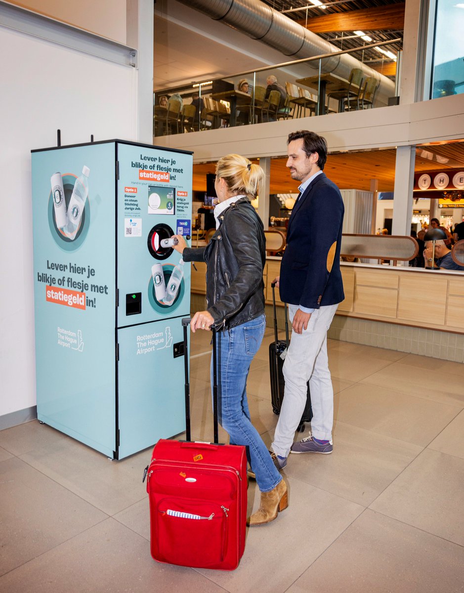 Passagiers op Rotterdam The Hague Airport kunnen hun lege statiegeldflesjes – en blikjes op de luchthaven nu inleveren via een innamemachine! Ze hebben de keuze om het statiegeld direct teruggestort te krijgen of het te doneren aan <a href="/Jarige_Job/">Stichting Jarige Job</a>

Lees meer: bit.ly/3Q2lFId