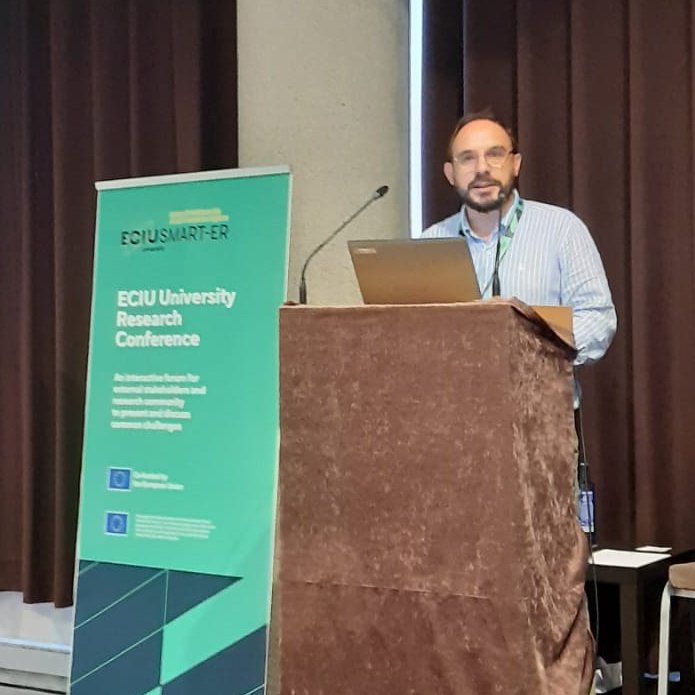 UABBarcelona's tweet photo. Fernando Vilariño, professor at @EnginyeriaUAB, speaks on how citizen science pilots in different areas “have allowed us to create a methodological approach.”
#UAB #ECIUuniversityConference #EciuUAB #SMART_ER @ECIUniversities @UABcampus https://t.co/kPsoqz31aj