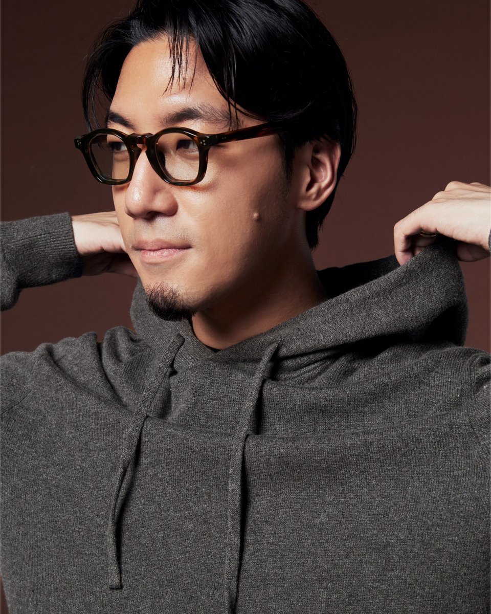 Gap_JP's tweet photo. リラックス感がありながらも上品なカジュアルダウンが叶うカシミヤタッチセーターフーディ―。ブラックのスウェットパンツを合わせればシックなアクティブスタイルの完成。
@tofubeats
#tofubeats #Mastered #COZYESSENTIALS
https://t.co/8FpSNewmpN https://t.co/aNh7Ux372F