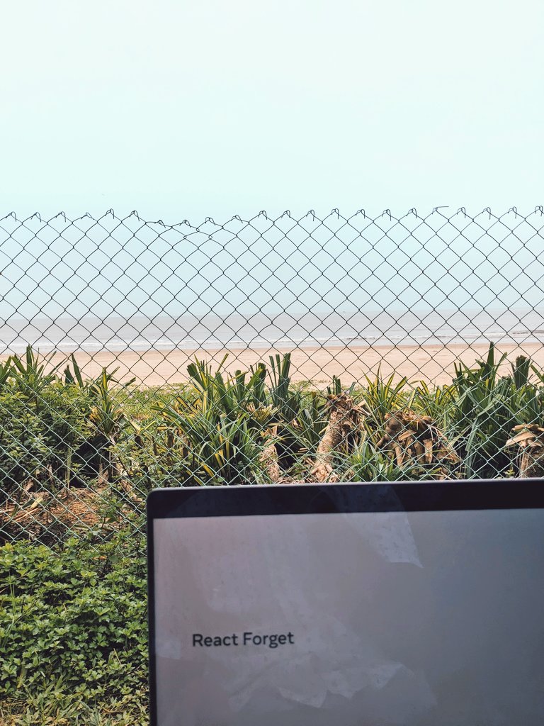 _gsathya's tweet photo. Talk prep with pretty views ⛱️💻 @react_india https://t.co/OOjwE0fxla