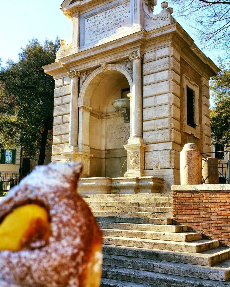 Ottobre si sa, il tempo a Roma è una crema, e pure il cornetto😎 buon mercoledì da Piazza Trilussa😍