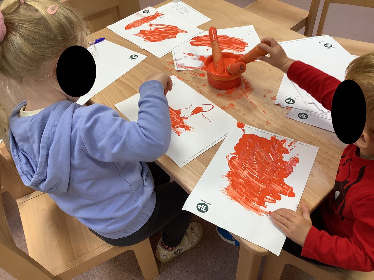 Today in Red Robins we are painting with carrots! We love to find new ways to mark make! <a href="/EarlyWales/">Early Years Wales</a> @EllHobday <a href="/FroebelTrust/">Froebel Trust</a> #markmaking #earlyyears #autumn #nursery