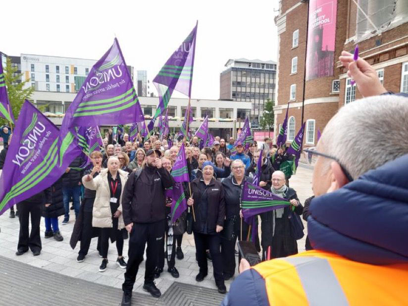 Thanks to all the Liv Uni @UNISONinHE members who took industrial action this week as part of the #Fairpay dispute. 💜💚 Staff rejected a below-inflation pay deal in February and voted to strike. We are yet to receive a better offer.