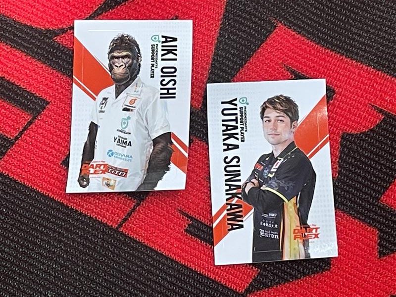 Dartflex_jp's tweet photo. 10/6(金)は #ダートフレックス へ🎯
大石プロ、砂川プロのオリジナルカクテルご注文で
こちらのステッカーがゲットできますよ😊
ぜひ #DARTFLEX YOKOHAMA にお越しください🍾 https://t.co/q6JnSwmIAr