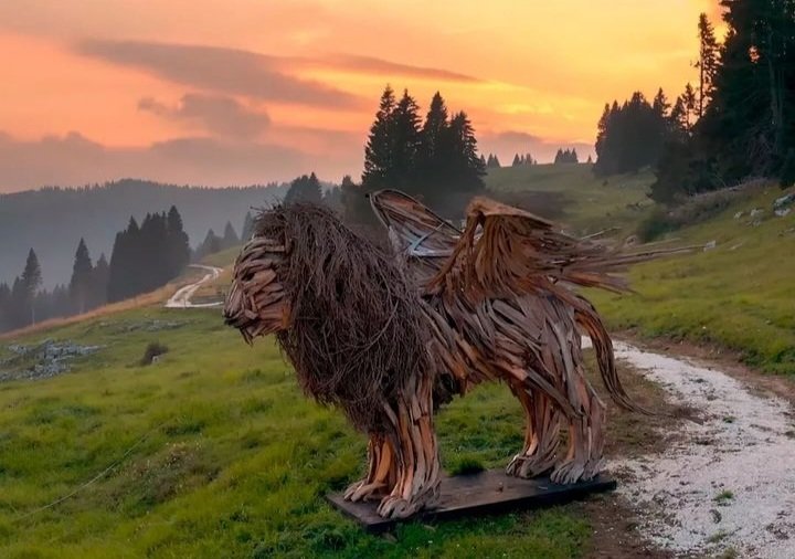 Oggi vi diamo il buongiorno con una bellissima notizia!
Il leone alato di Vaia è tornato sull'altopiano!
Lo trovate a Gallio di fronte al municipio assieme al gallo del Vaia, opera realizzata dall'artista altopianese Marco Martalar 
Repost and pic from : @asiagoit