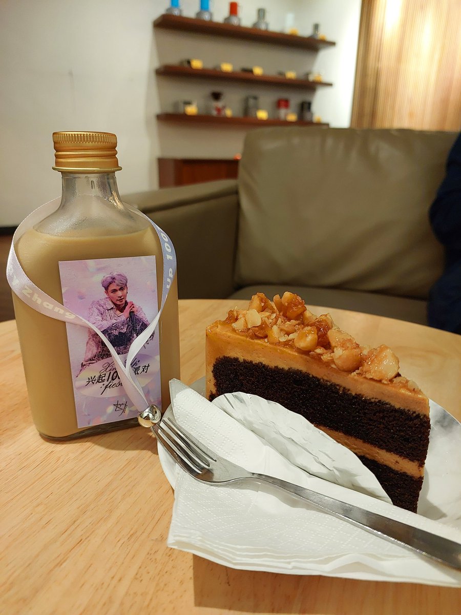 mzhmyeon522's tweet photo. 😭😭😭 finally can redeem layzhang set everything so delicious + ribbon and sticker thank youuu @StayWithLAY520
#XingUp1007Fiesta #unioncoffee #IFengagementapp https://t.co/3YWif5bwvU