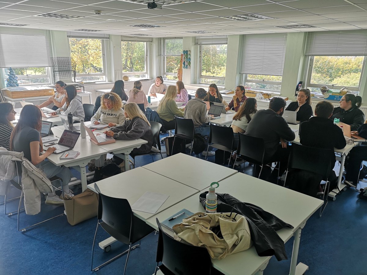 LindsayClancy2's tweet photo. What a great seminar @UofGEducation with MEduc 3 students coming up with some fantastic English/Literacy lesson planning! And a beautiful day outside to top it off. ☀️😊 📚 #loveteaching https://t.co/qF2fgZOMwf